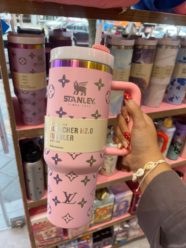 تراول ماگ استنلی اورجینال صورتی طرح لویی ویتون 1.18L