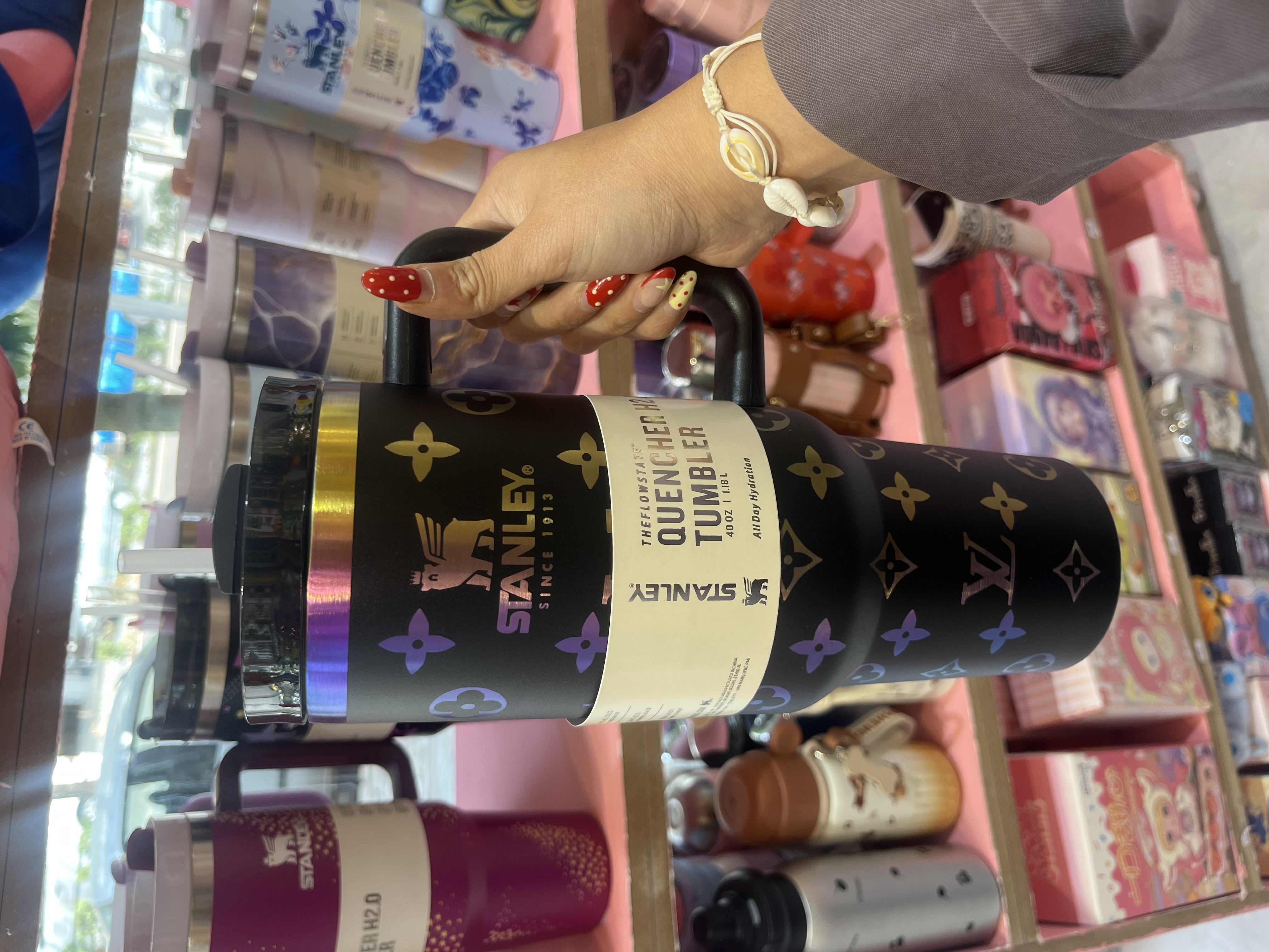 تراول ماگ استنلی اورجینال مشکی  طرح لویی ویتون  1.18L