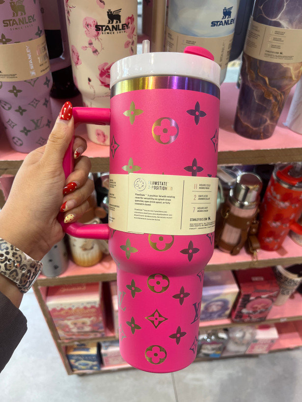 تراول ماگ استنلی اورجینال سرخابی طرح لویی ویتون 1.18L